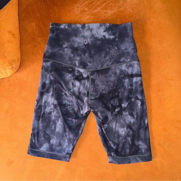 Lululemon ALIGN SUPER HIGH RISE SHORT 10" Diamond Dye Grey | Size 6 | worn once - Picture 5 of 7